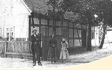 Familie Hanschkow vor dem 1824 erbauten Fachwerkhaus